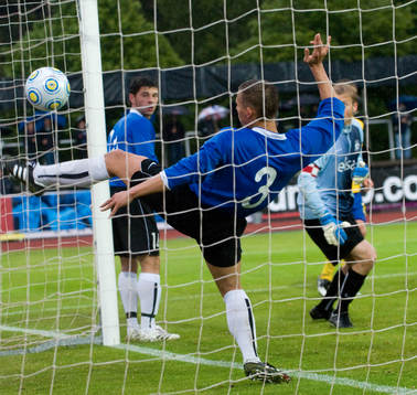 1-1 Pontus Wernbloom, vars boll inte Martin Tsegodajev kan