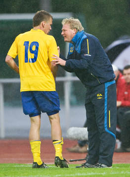 Jörgen Lennartsson, tränare, instruerar Pontus Wernbloom