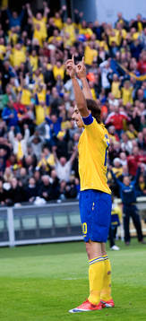 Äntligen, Zlatan Ibrahimovic gör mål i landslaget. Jubel