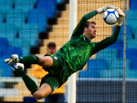 Andreas Isaksson, målvakt, fick göra en TV-räddning