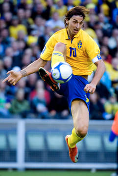 Zlatan Ibrahimovic tar ner bollen