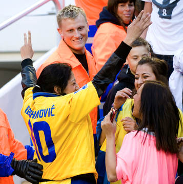 Hon fick Zlatans tröja. Fan, supporter, jubel