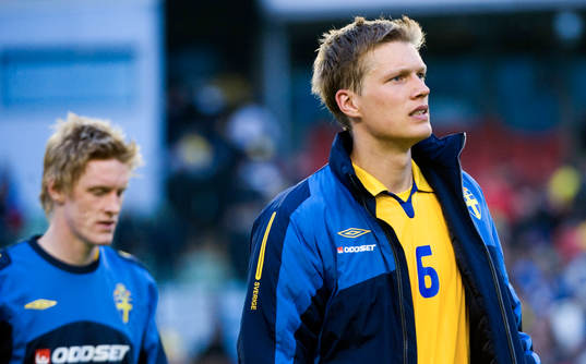 Bröderna Rasmus och Viktor Elm lämnar plan, nöjda