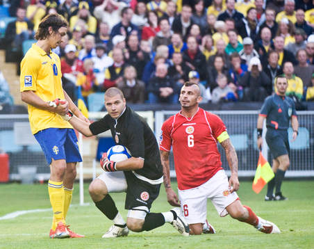 Zlatan Ibrahimovic, Sverige, hjälper målvakt upp,