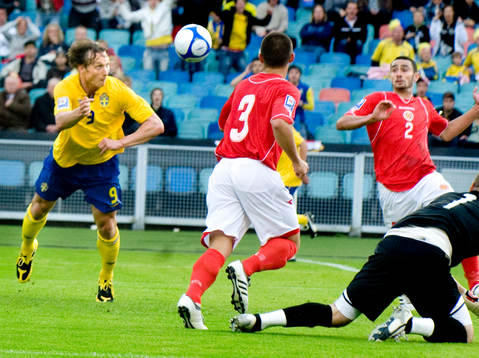 Kim Källström, Sverige, nickar in 1-0