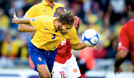 Olof Mellberg, Sverige, nickar i mål men döms bort