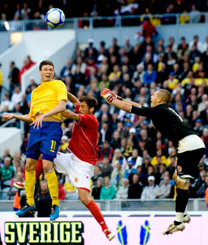 Marcus Berg, Sverige, nickar över Andrew Hogg, målvakt,
