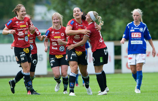 3-0, Holmfridur Magnusdottir, som grattas medan