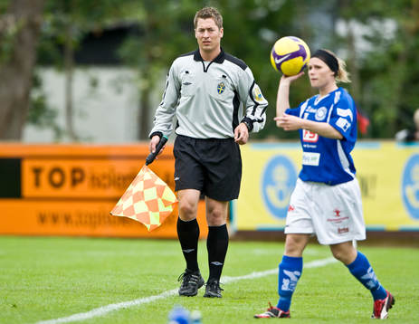 Fredrik Levin, assisterande domare, flagga