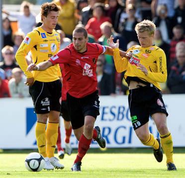 Panajotis Dimitriadis håller undan för Joakim Nilsson