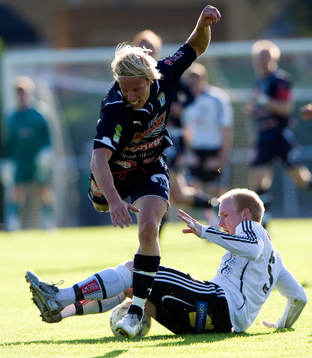 Motalas nr. 5 försöker stoppa Jörgen Nilsson