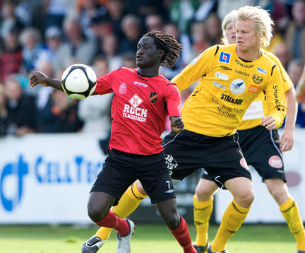 Yosif Ayuba tar ner bollen framför Emanuel Svensson