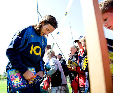 Mattias Bjärsmyr, skriver autografer