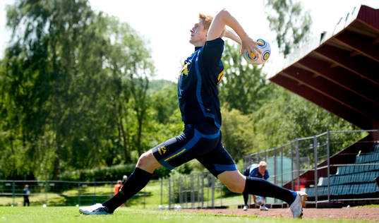 Rasmus Elm tränar inkast