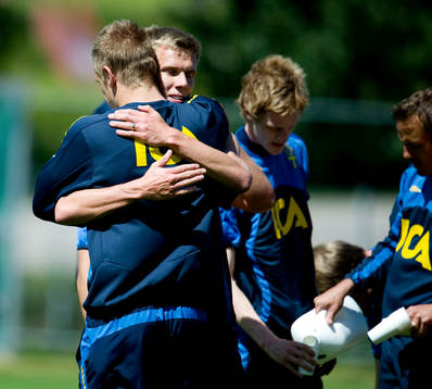 Pontus Wernbloom och Johan Dahlin kramas