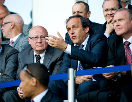 Lars Åke Lagrell snackar med Michael Platini