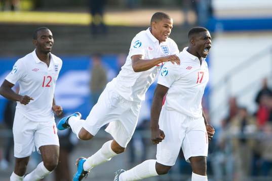 2-1, Micah Richards, England, som är överlycklig, grattas