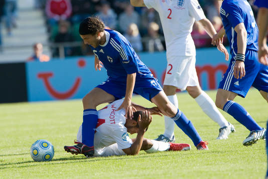 Perparim Hetemaj, Finland och Theo Walcott, England