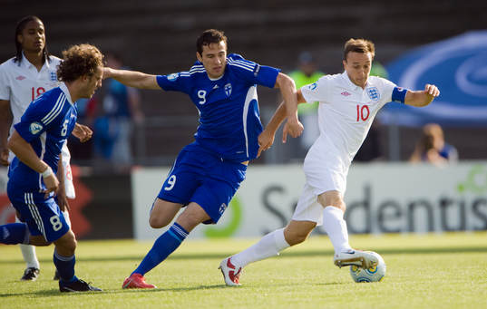 Berat Sadik, Finland och Mark Noble, England