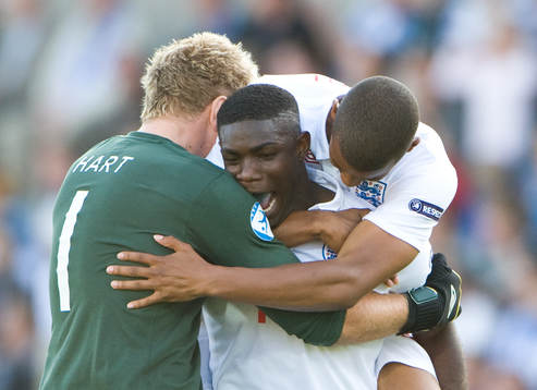 2-1, Micah Richards, England, som är överlycklig, grattas