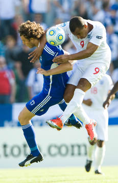 Gabriel Agbonlahor, England mot Mehmet Hetemaj, Finland