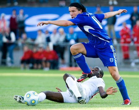 Perparim Hetemaj, Finland, flyger över Fabrice Muamba,