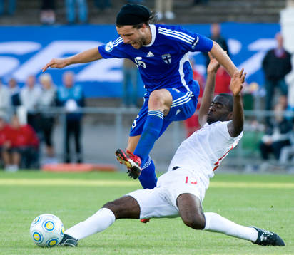 Perparim Hetemaj, Finland, flyger över Fabrice Muamba,