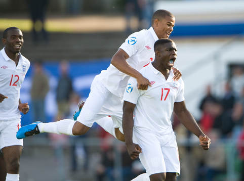 2-1, Micah Richards, England, som är överlycklig, grattas