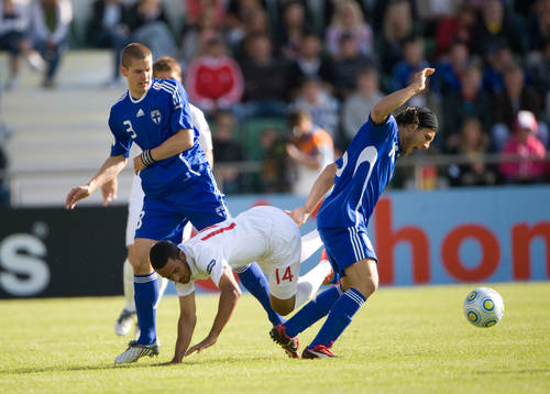 Theo Walcott, England faller bakom Perparim Hetemaj, Finland