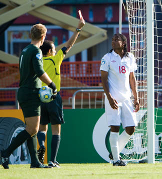 Straff och utvisning, Michael Mancienne, England, får