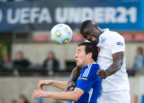 Matchhjälten Micah Richards i nickduell med Berat Sadik