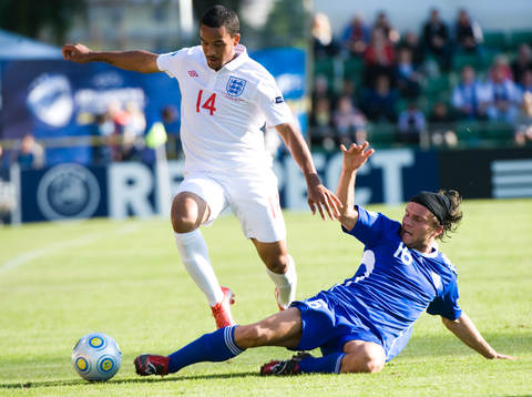 Theo Walcott, England, fälls av Perparim Hetemaj, Finland