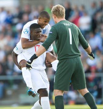 2-1, Micah Richards, England, som är överlycklig, grattas