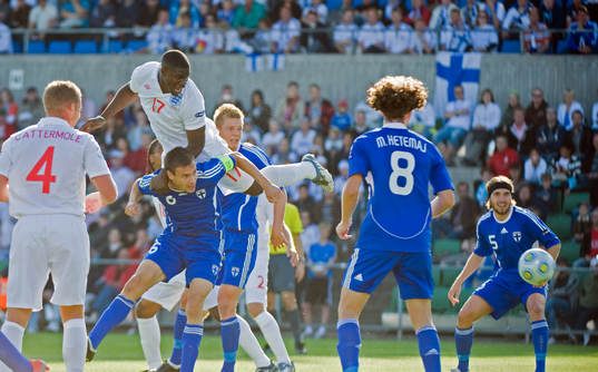 Micah Richards, England, trycker ner Tim Sparv, Finland