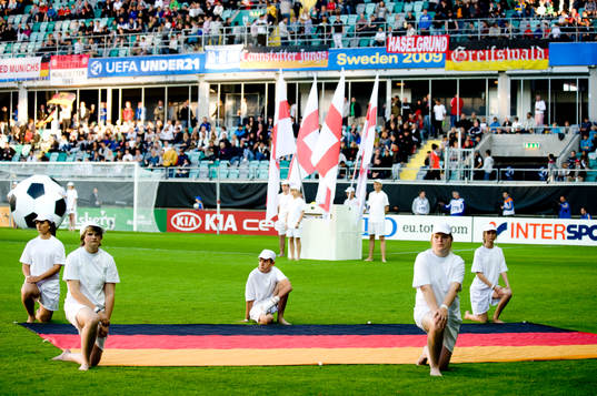 Invigning med flaggor