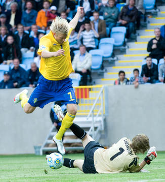 Ola Toivonen flyger över Pavel Chesnovski