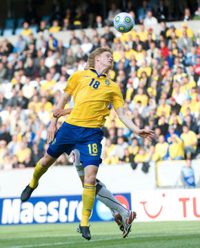 Rasmus Elm farligt framme i matchinledningen