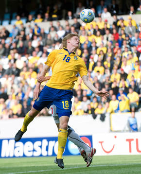 Rasmus Elm farligt framme i matchinledningen