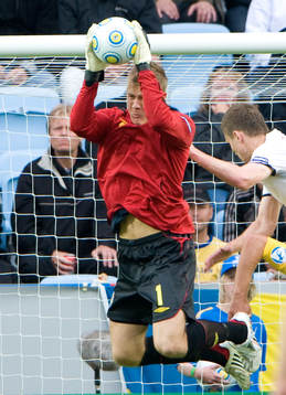 Johan Dahlin, målvakt, greppar bollen