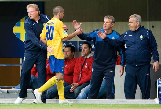 Emir Bajrami byts ut och tackas av Jörgen Lennartsson,