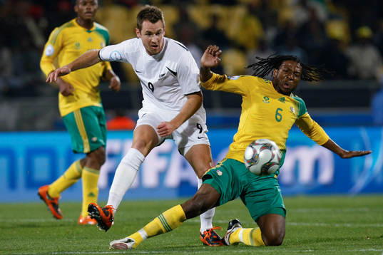 Shane Smeltz, Nya Zeeland och MacBeth Sibaya, Sydafrika