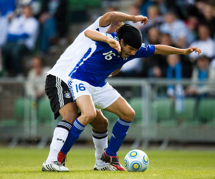 Perparim Hetemaj, Finland, tacklas av Jerome Boateng,