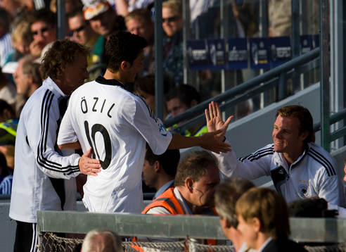 Mesut Özil. lämnar planen och gratuleras av medspelare