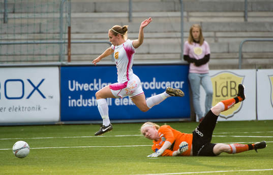Manon Melis, Malmö flyger över Hedvig Lindahl, målvakt,