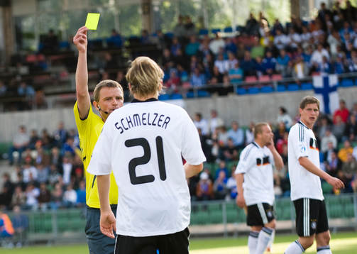 Marcel Schmelzer, får gult kort, Peter Rasmussen, domare