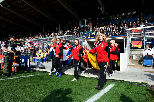 Lagen kommer ut på plan, Tysklands flagga, Finlands flagga