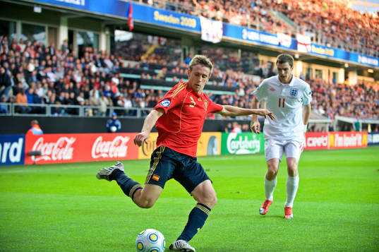 Adam Johnson, England och Nacho Monreal, Spanien
