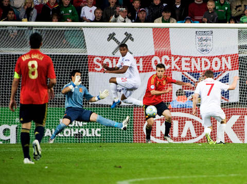 James Milner, England, gör 2-0