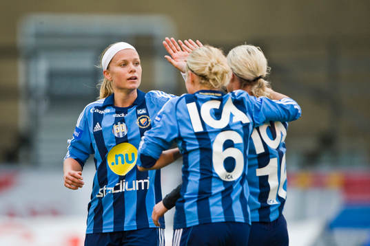 Sara Thundebro gör high-five med Victoria Svensson och