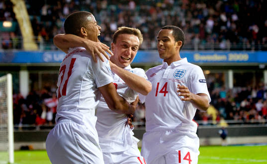 Fraizer Campbell, Mark Noble, Theo Walcott, England jubel